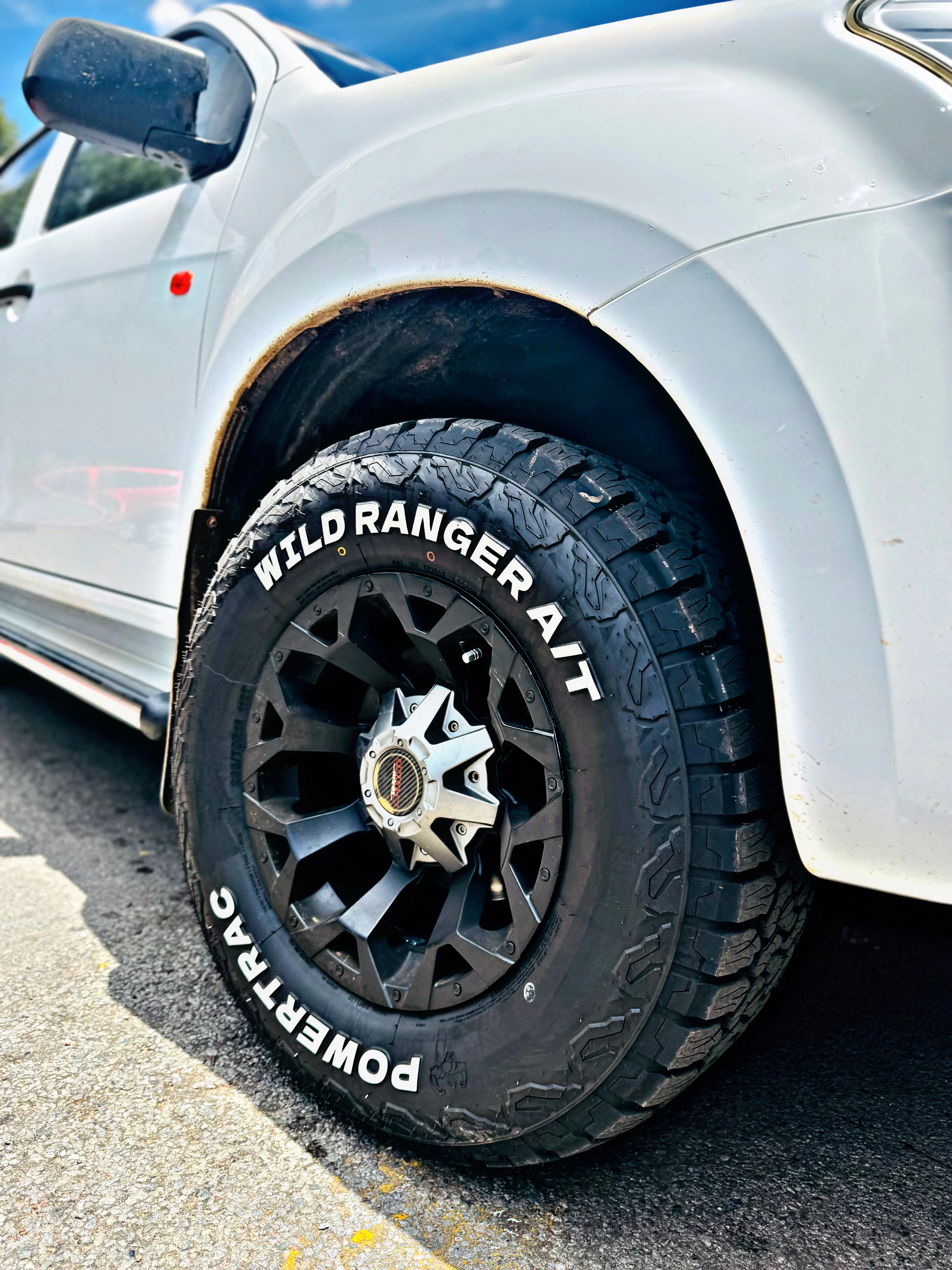 265/65/17 POWERTRAC WILDRANGER A/T TYRE WHITE LETTERS - Image 3