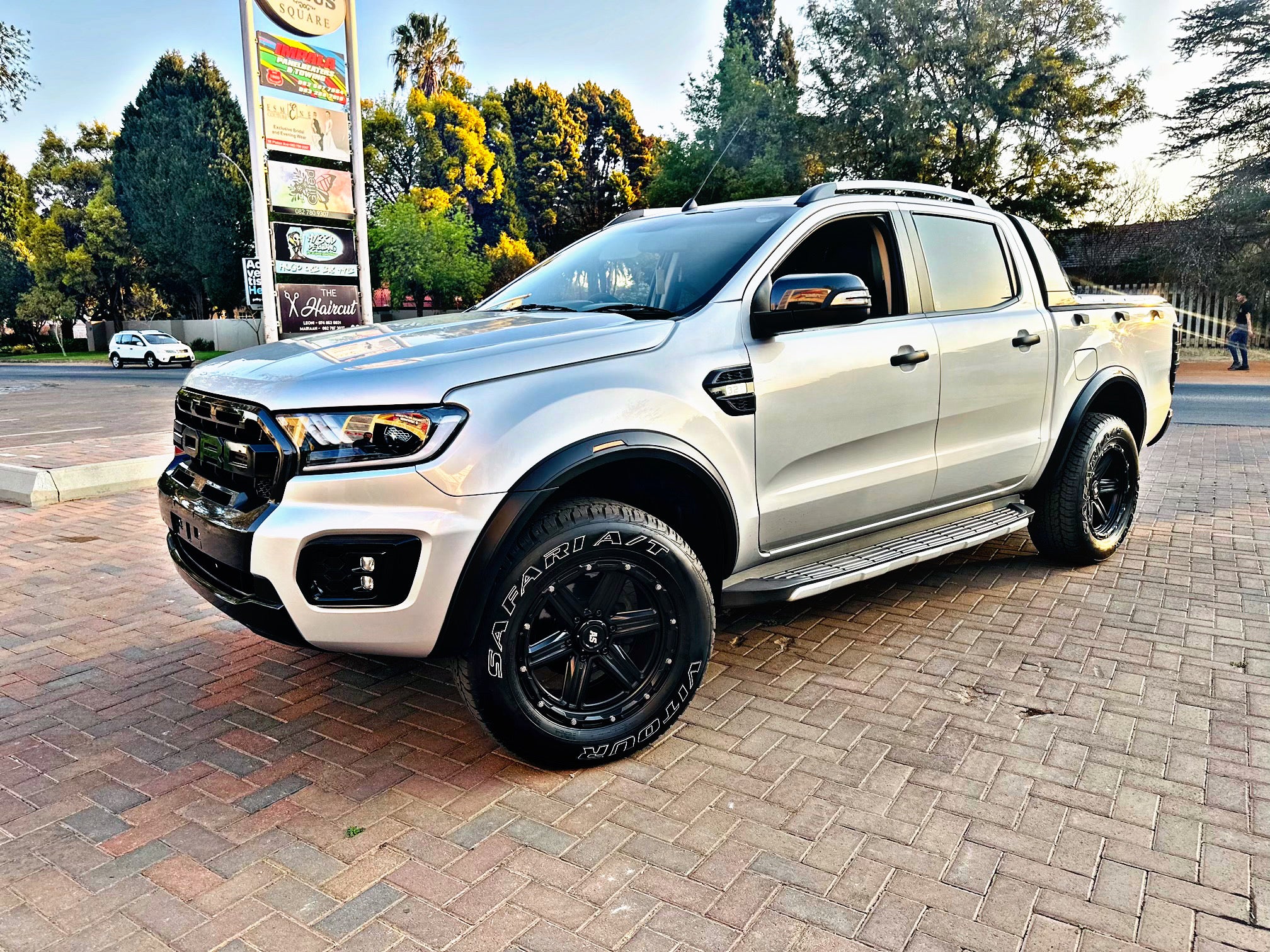 285/60/18 VITOUR SAFARI A/T TYRE WHITE LETTER - Image 2