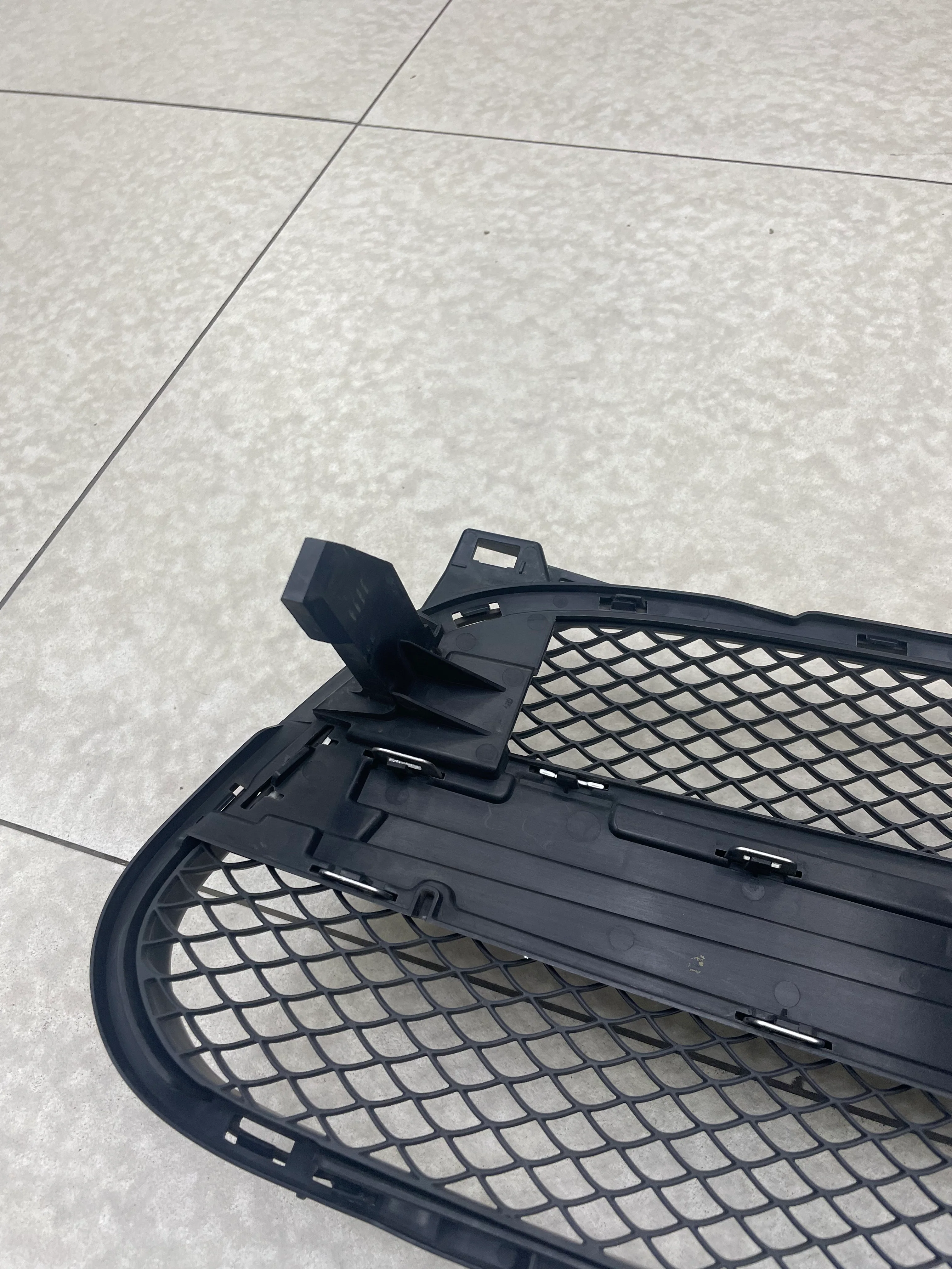 OEM MERCEDES GLA45  PREOWNED GRILL - Image 6