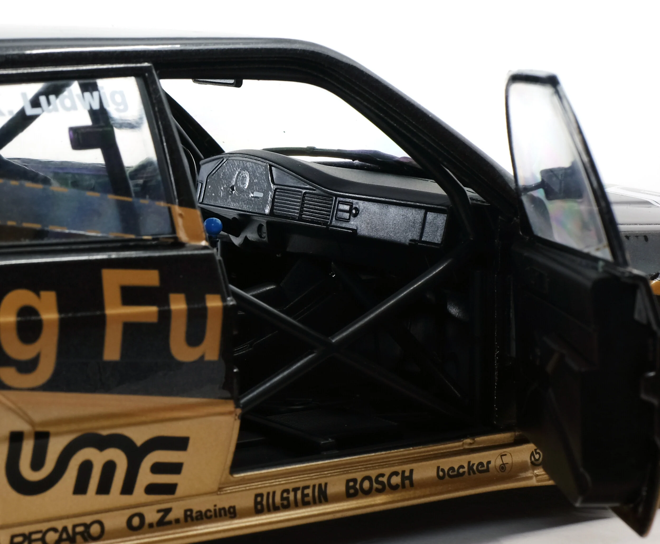 SOLIDO 1:18 SCALE MODEL CAR MERCEDES 190E EVO2 DTM - GP MACAU - Image 3
