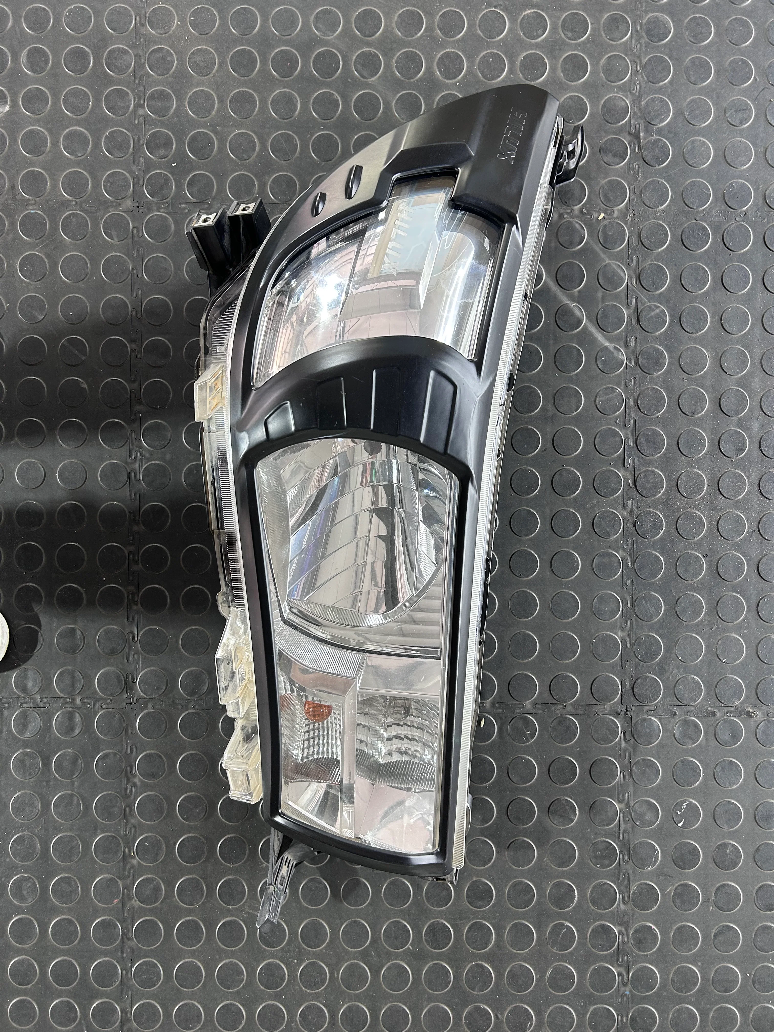 TOYOTA HILUX 2016+ GD6 OEM HEADLIGHTS PREOWNED - Image 3