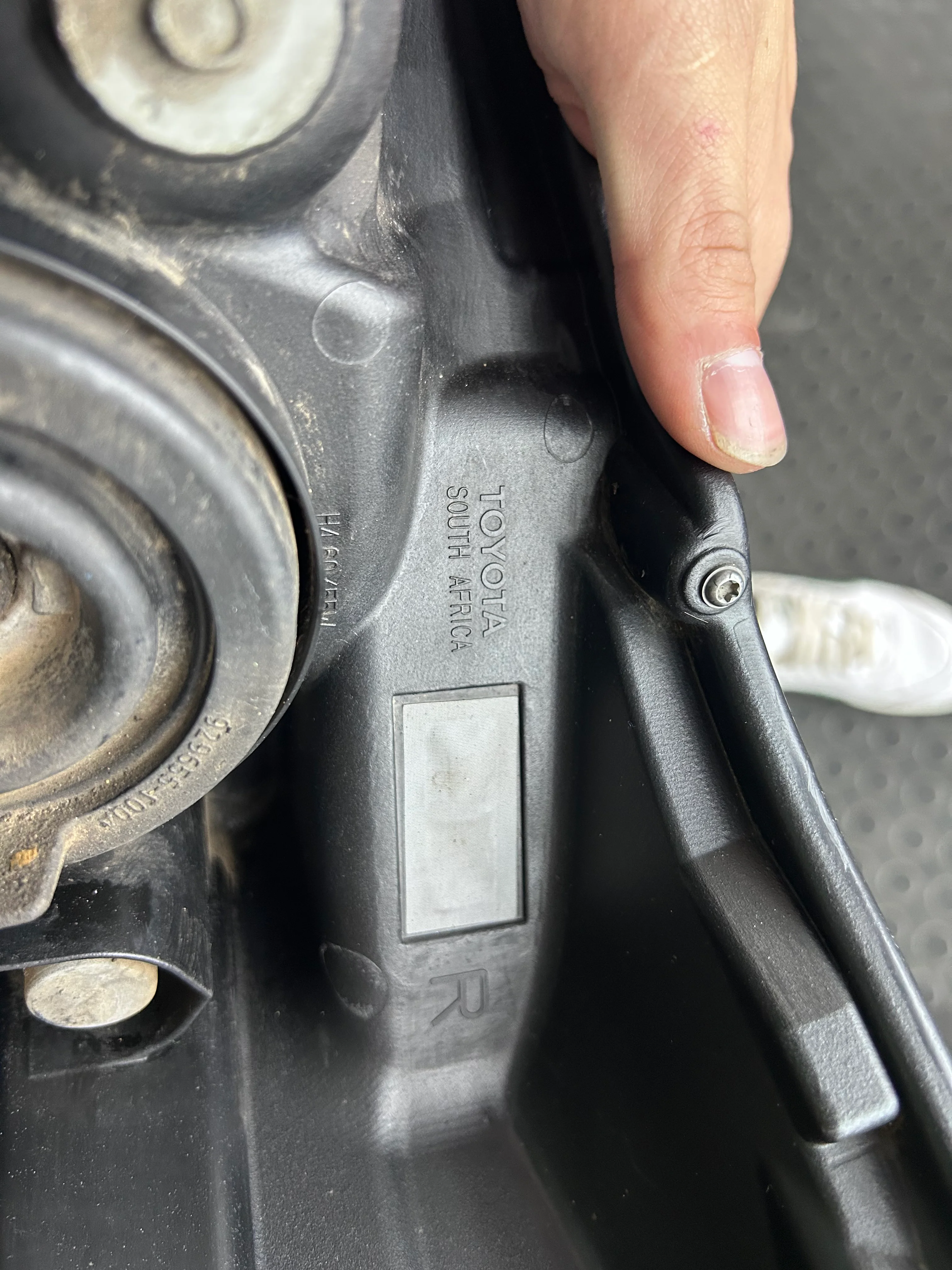 TOYOTA HILUX 2016+ GD6 OEM HEADLIGHTS PREOWNED - Image 6