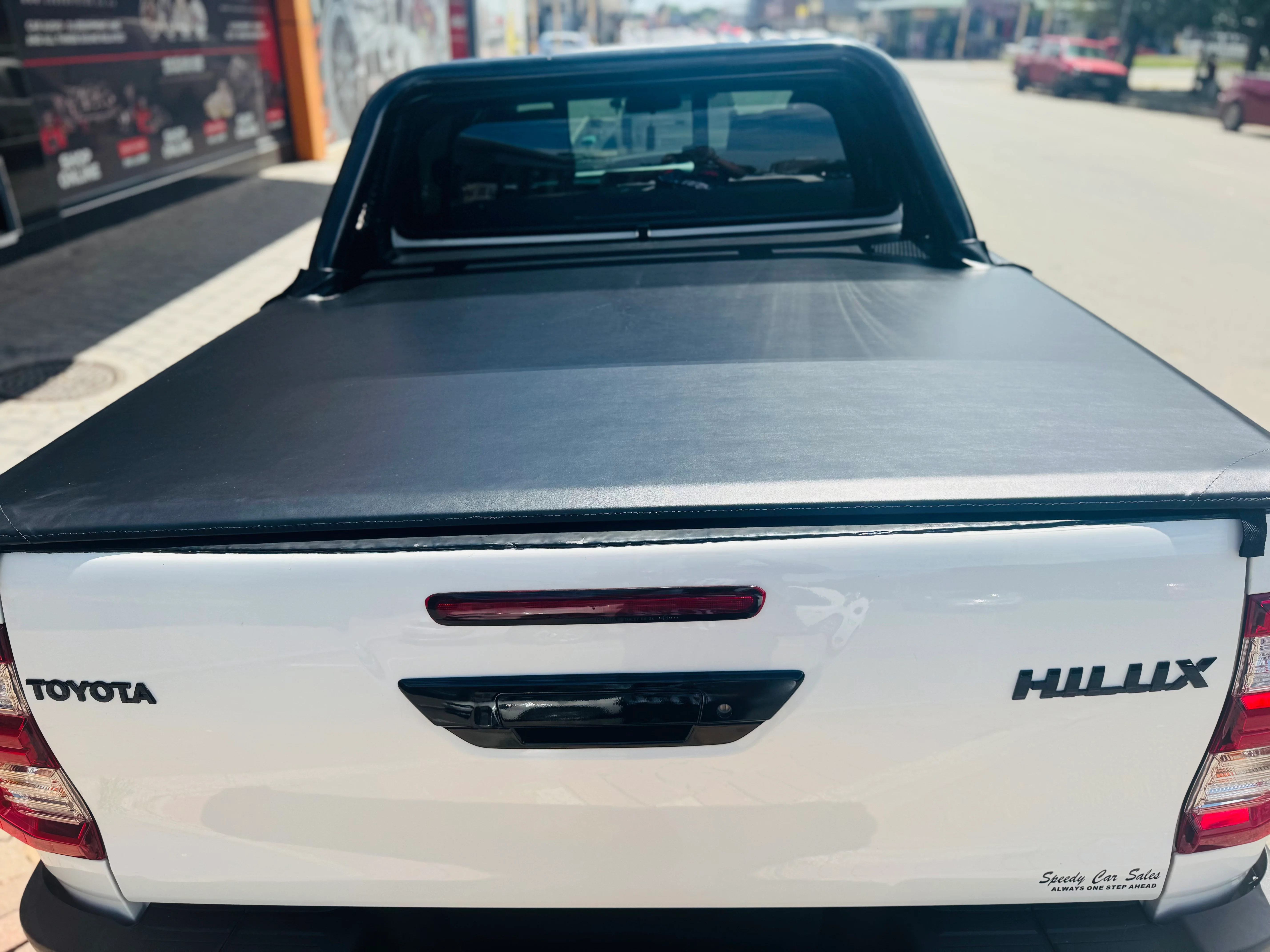 TOYOTA HILUX GD6 DOUBLE CAB CLIP IN TONNEAU COVER - Image 4