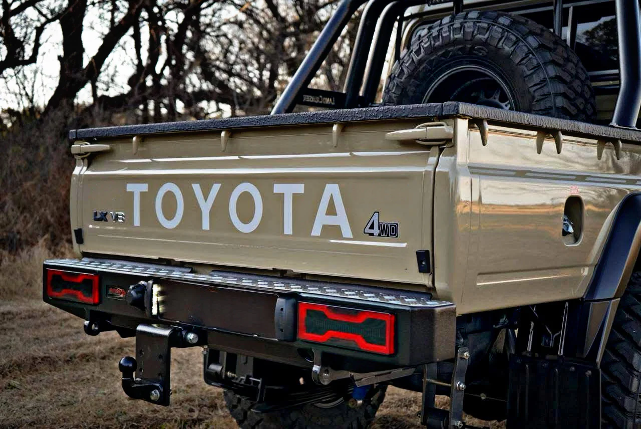 TOYOTA LANDCRUISER 79 LED TAILIGHTS SMOKED - Image 4